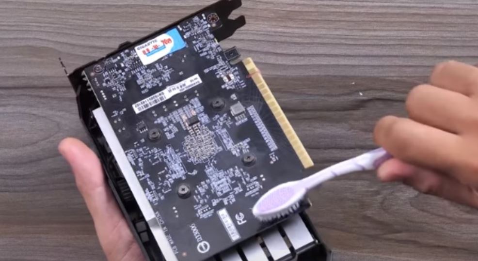 Vệ sinh card màn hình - Lợi ích khi giữ card màn hình luôn sạch Vệ sinh card màn hình - Lợi ích khi giữ card màn hình luôn sạch