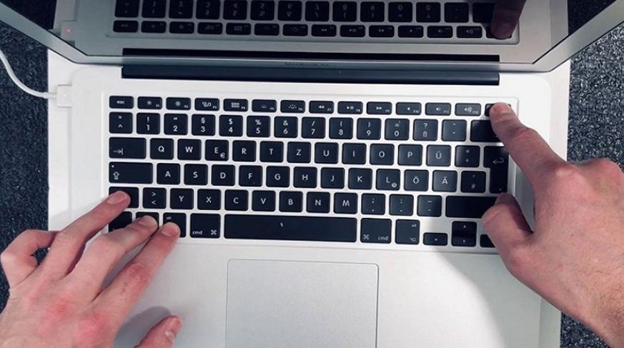 MacBook không lên màn hình - Kiểm tra cáp sạc, ổ cắm và phụ kiện MacBook không lên màn hình - Kiểm tra cáp sạc, ổ cắm và phụ kiện